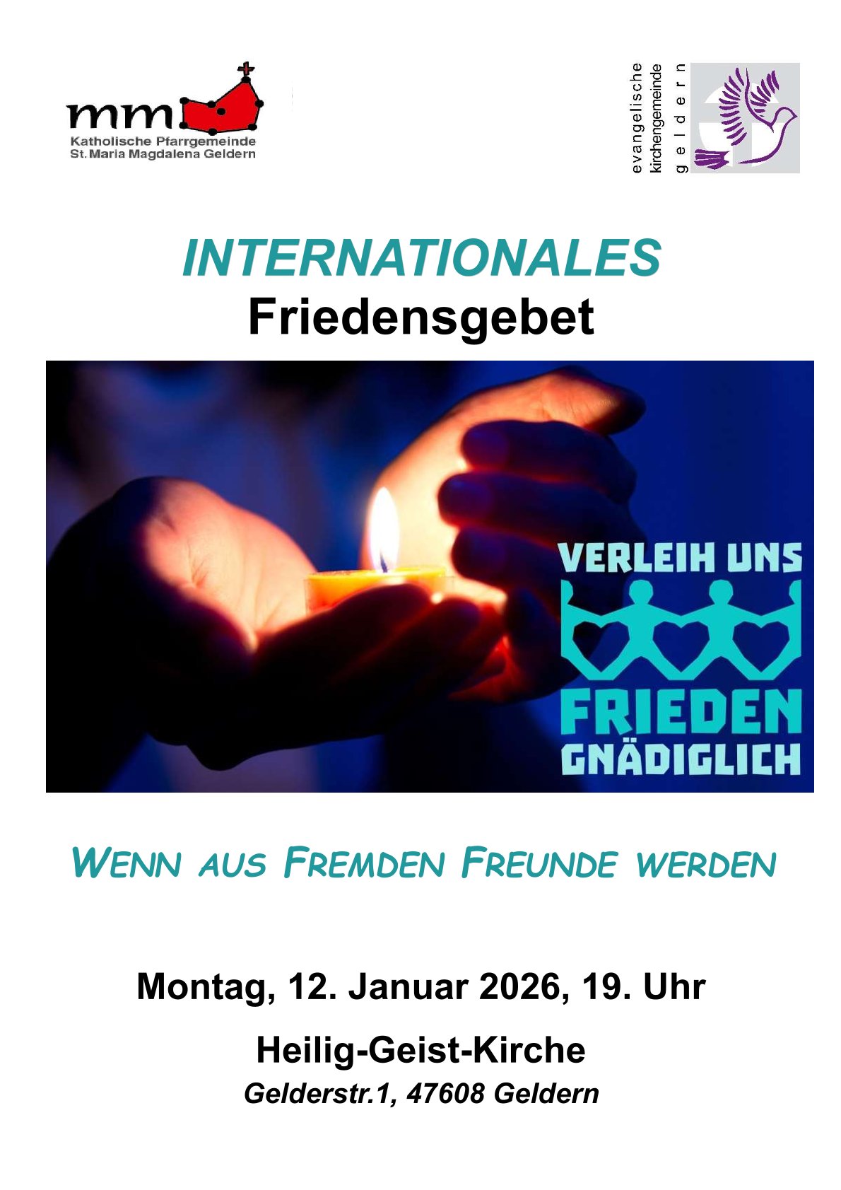 zwei Hände halten ein brennendes Teelicht