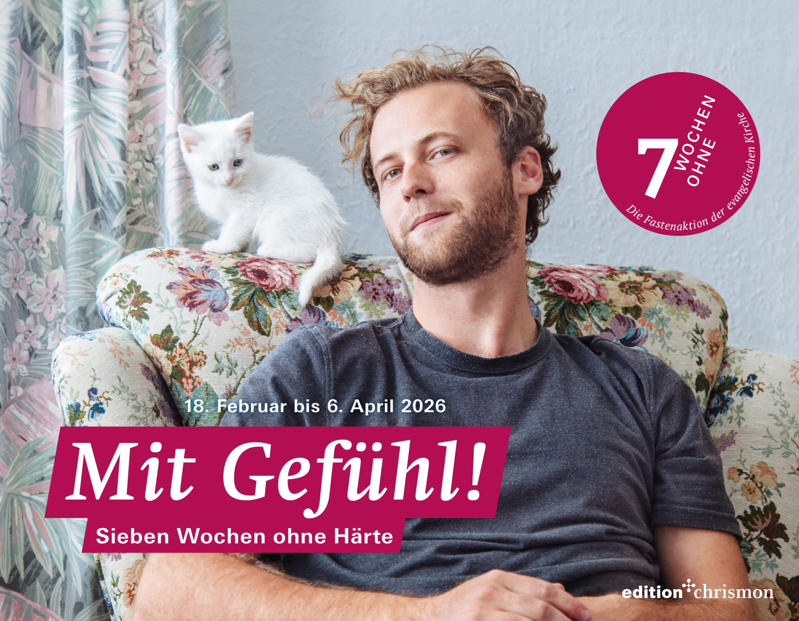 Motto der Fastenaktion "7 Wochen ohne": Mit Gefühl - ohne Härte. Mann im Sessel, auf der Lehne sitzt ein Kätzchen