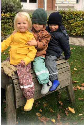 Kinder der ARCHE auf einem Holfzpferd