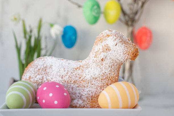gebackenes Osterlamm und bunte Ostereier