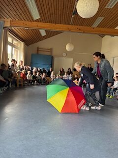 bunter Regenschirm, drumherum Kinder