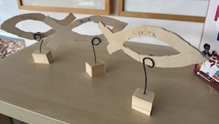 aus Pappe ausgeschnittene Ichthys-Fische