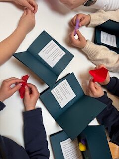 Kinderhände beim basteln