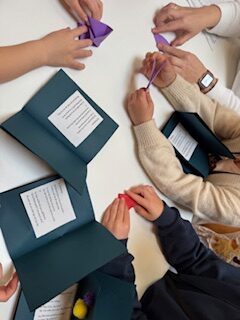 Kinderhände beim Basteln