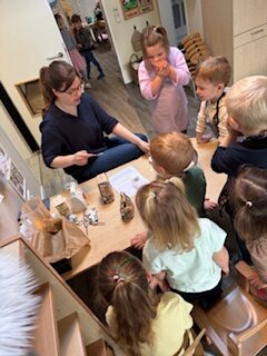 Kinder um einen Tisch herum