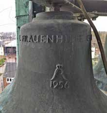 Nahaufnahme einer Glocke mit der Inschrift 'FRAUENHILFE' und einer Gravur mit der Jahreszahl '1956'