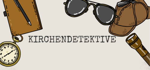 Schreibtisch mit Notizbuch, Stift, Taschenuhr, Sonnenbrille, Baseballkappe und Taschenlampe über dem Schriftzug 'KIRCHENDETEKTIVE'